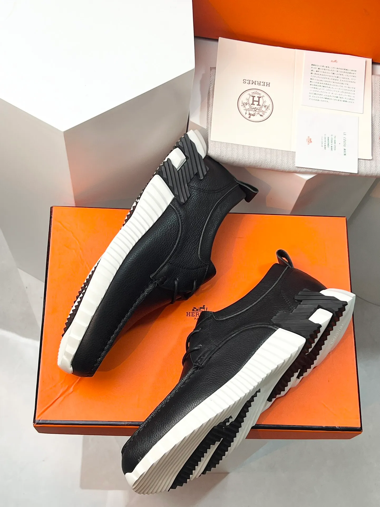 PP660【Hermes】fe new arrival~New Bouncing sneakers are the most comfortable shoes from Hermès. They are extremely light on the feet and look great. You won’t feel tired even when you go shopping and running around👍. They are light and comfortable. They are extremely light. They are perfect for both sports and leisure. They feel great when you step on them! It’s up to you to choose, there’s always what you want~ ✔️Fabric: Imported first-layer cowhide ✔️Inner lining: Imported water-dyed cowhide ✔️Outsole: Seamless combination of IP+TPU (multi-color letters) German technology irradiation machine ✔️Code number: Male 38-44 (45 customized)